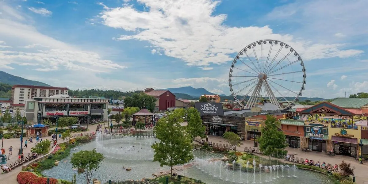 Summer Getaway W Grill Hot Tub & Pool Semesterbostad Pigeon Forge