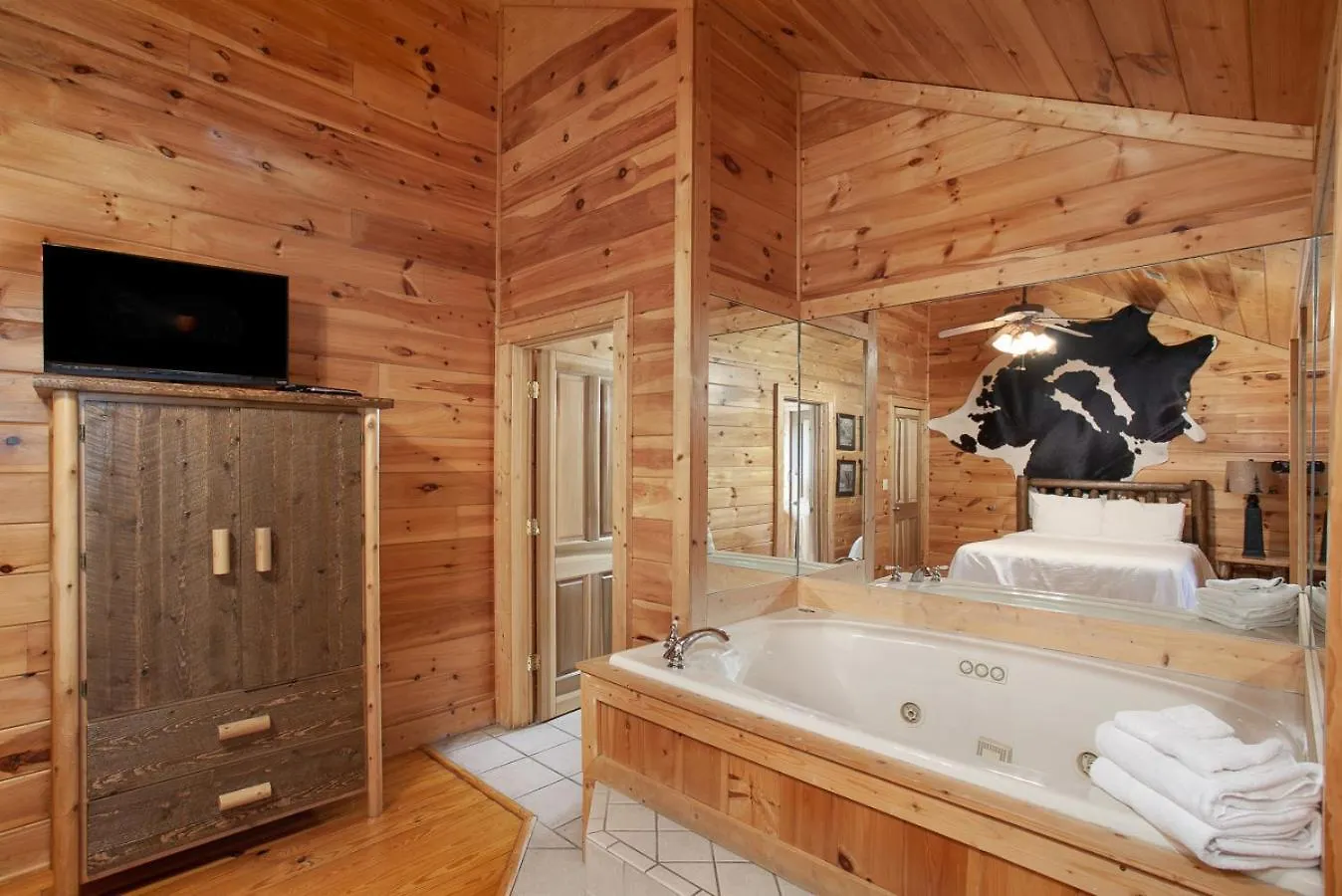 Enchanted Mountain Escape: Hot Tub, Grill, Games! Holiday home