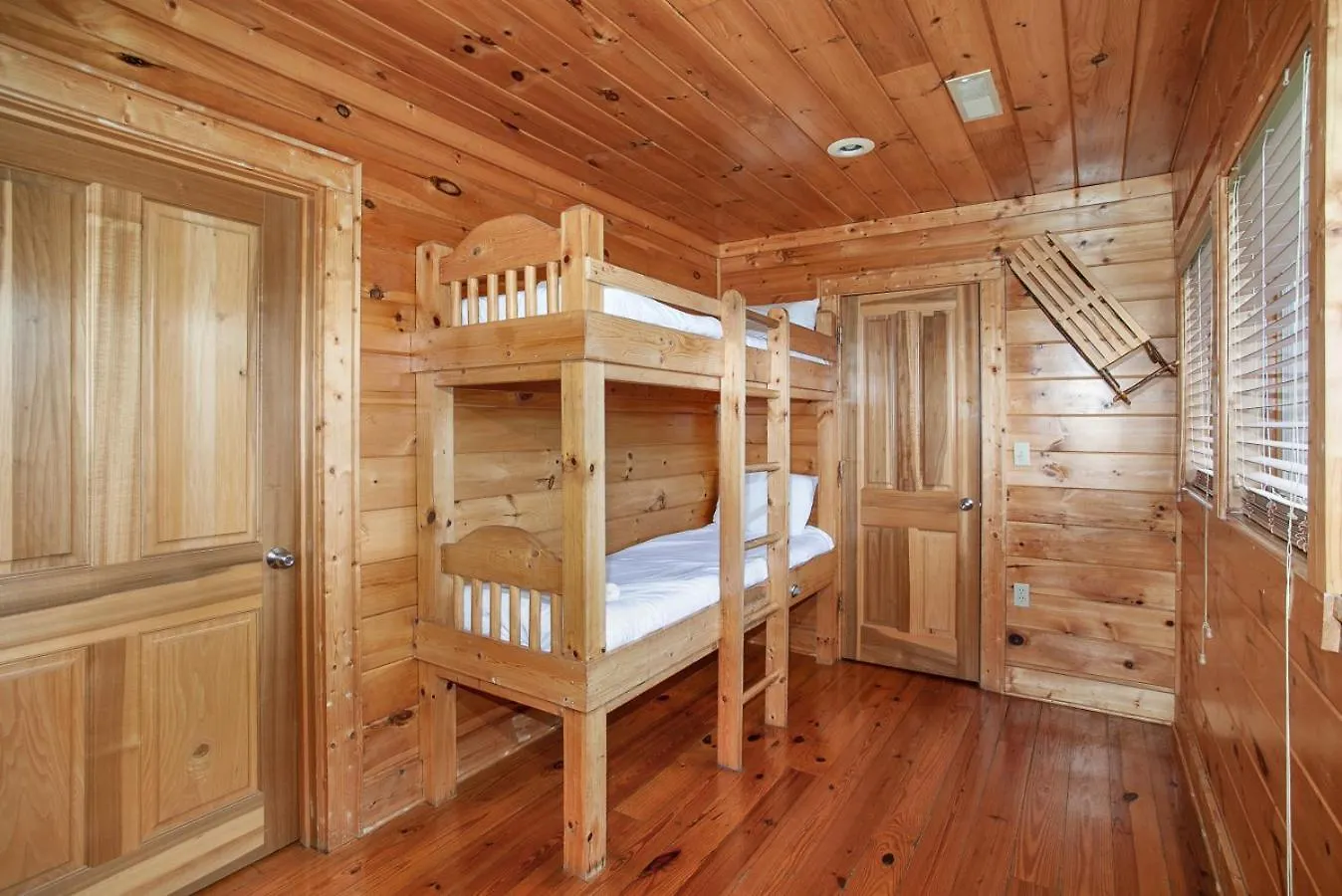 Enchanted Mountain Escape: Hot Tub, Grill, Games! Pigeon Forge