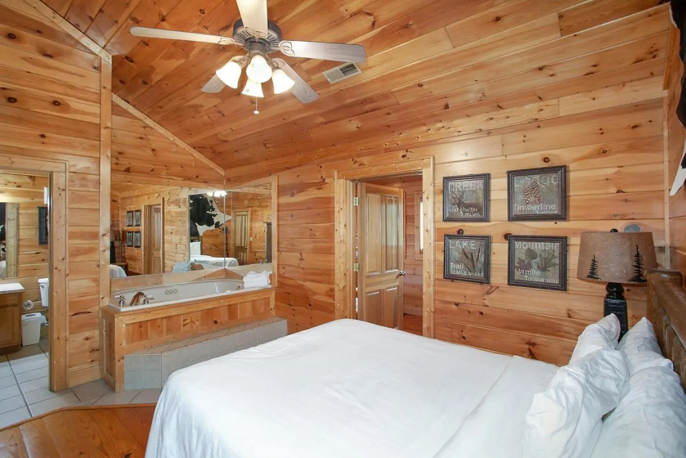 Enchanted Mountain Escape: Hot Tub, Grill, Games! Holiday home