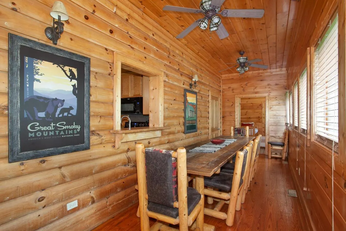 Enchanted Mountain Escape: Hot Tub, Grill, Games! Holiday home *