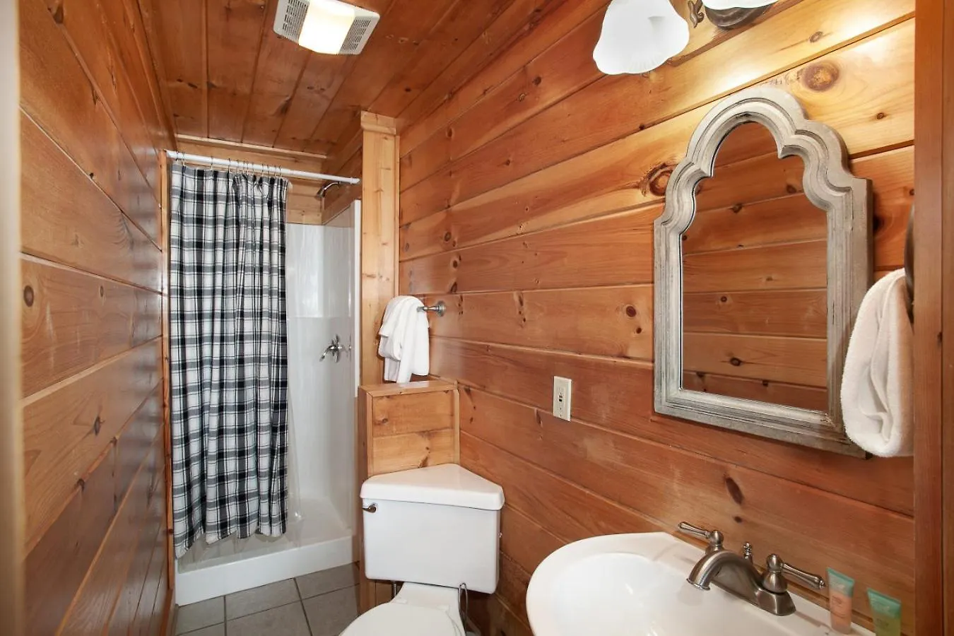 Holiday home Enchanted Mountain Escape: Hot Tub, Grill, Games! Pigeon Forge