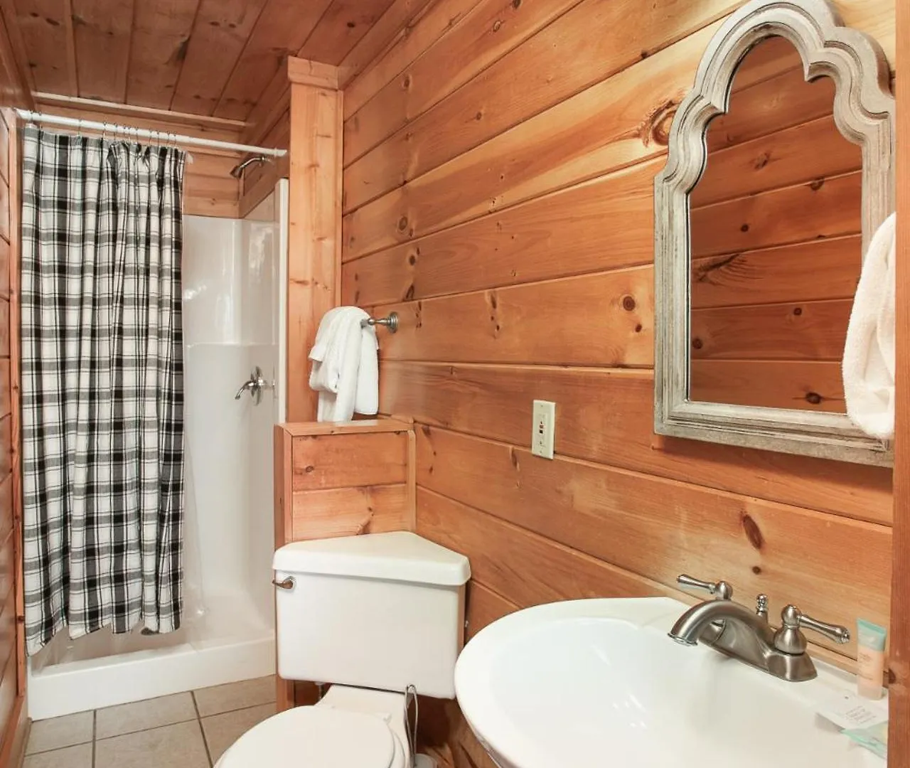 Holiday home Enchanted Mountain Escape: Hot Tub, Grill, Games! Pigeon Forge