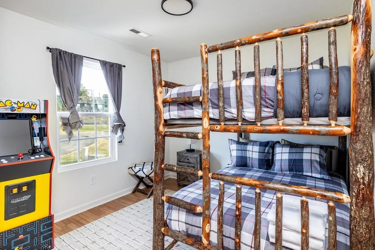 Дом отдыха Cozy Retreat W Arcade Hot Tub Near Dolly *