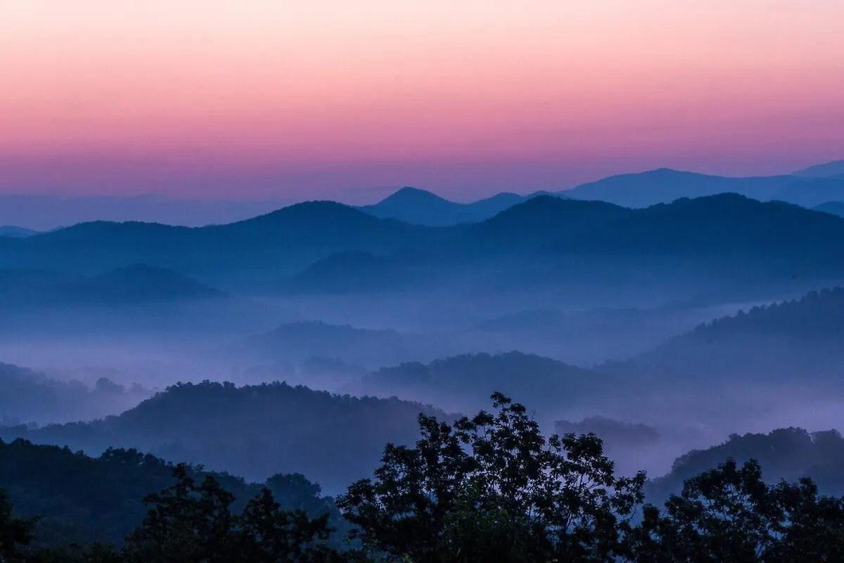 Charming Retreat With Grill Deck & Perks Pigeon Forge