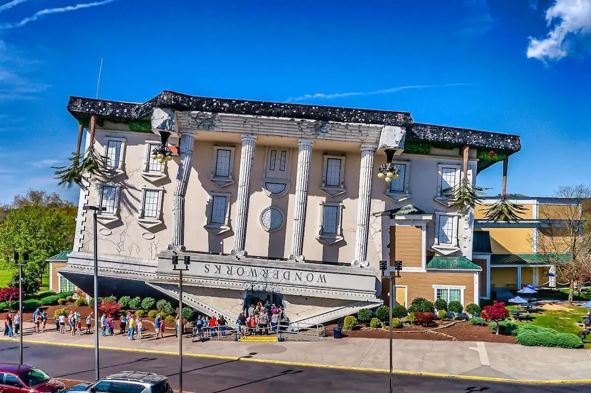 Relaxing Getaway At Smoky Arcade & Pool * Pigeon Forge