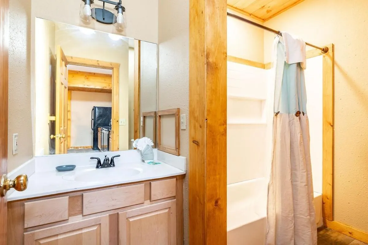 Relaxing Getaway At Smoky Arcade & Pool * Pigeon Forge