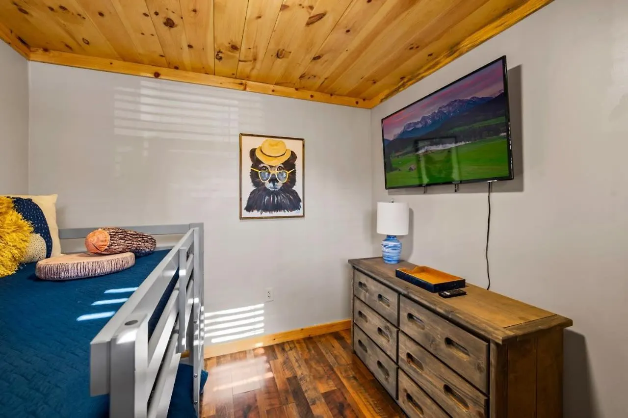 Peaceful Escape W Hot Tub Grill Pool Table *