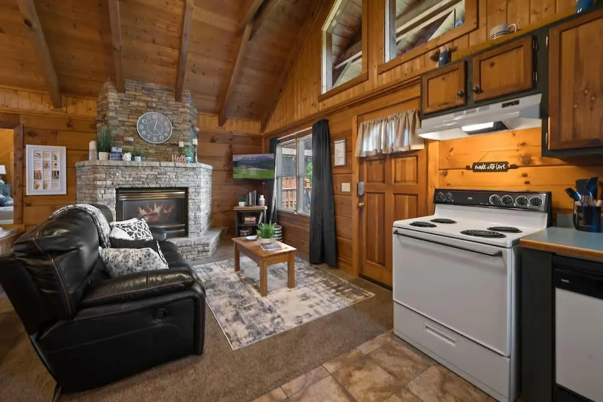 Location Cute Log Fireplace Hot Tub * Pigeon Forge