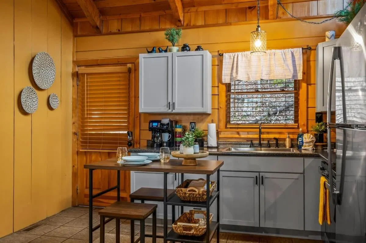 Location-quiet-hottub-fireplace * Pigeon Forge