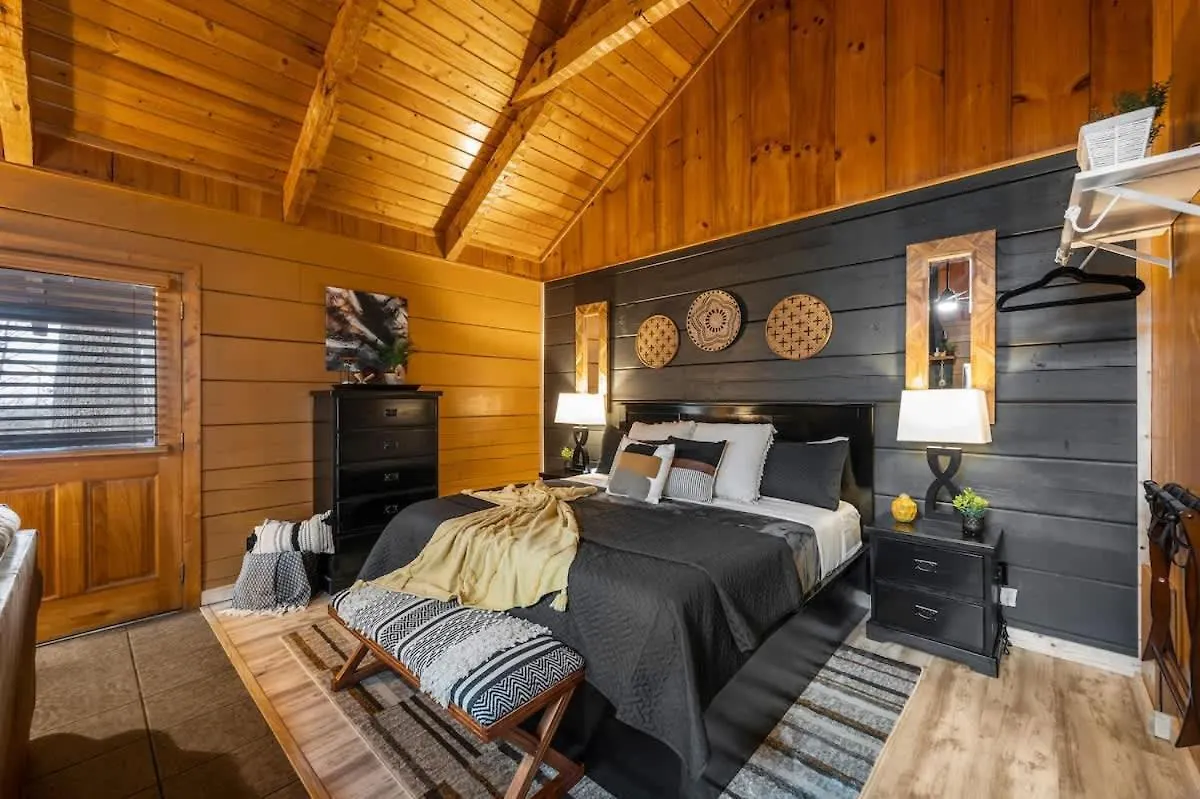 Location-quiet-hottub-fireplace Pigeon Forge