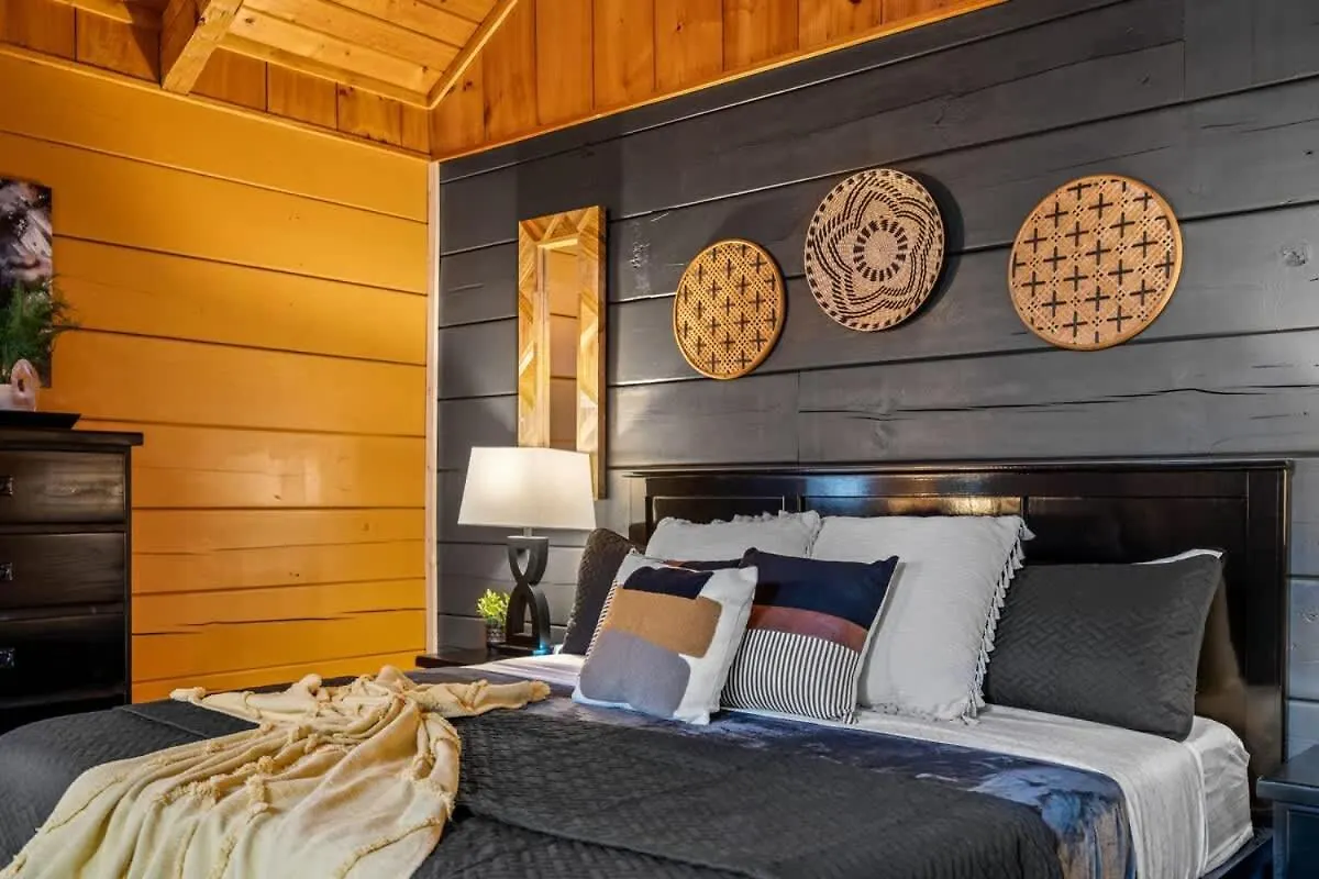 Location-quiet-hottub-fireplace * Pigeon Forge