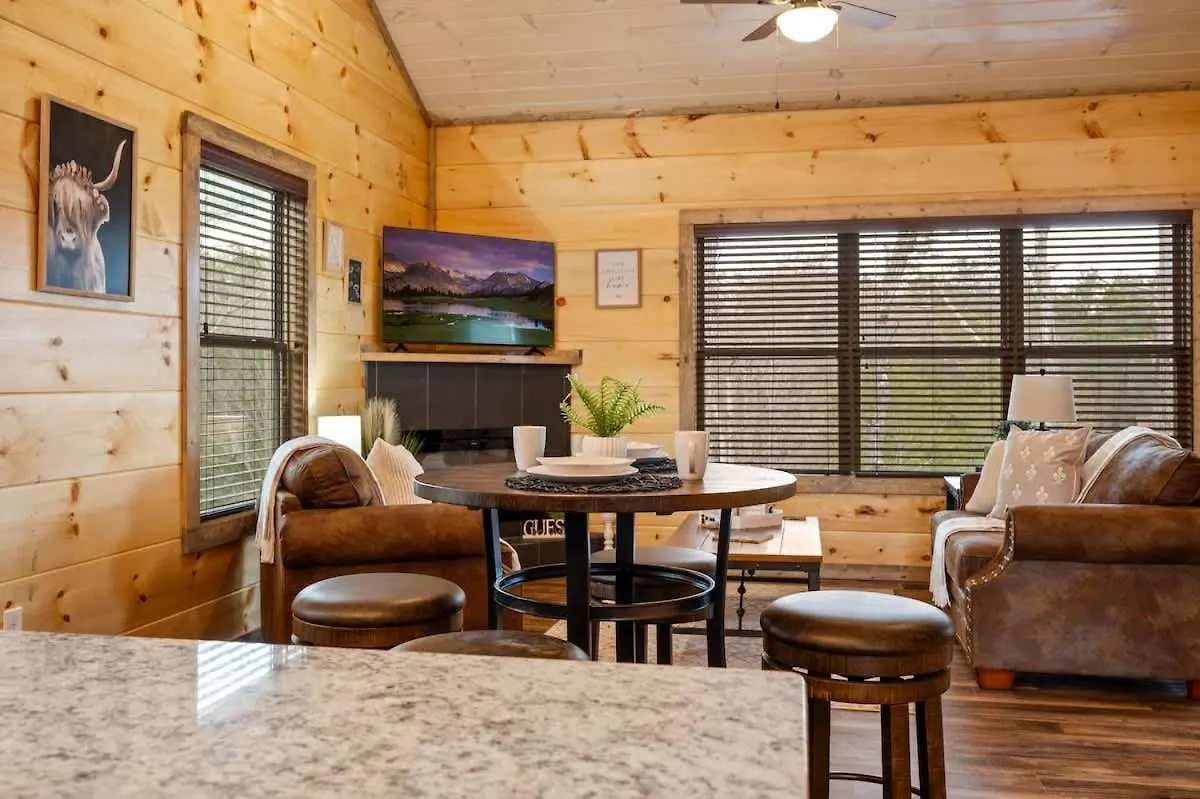 New Build Hot Tub Fireplace Сasa de vacaciones Pigeon Forge