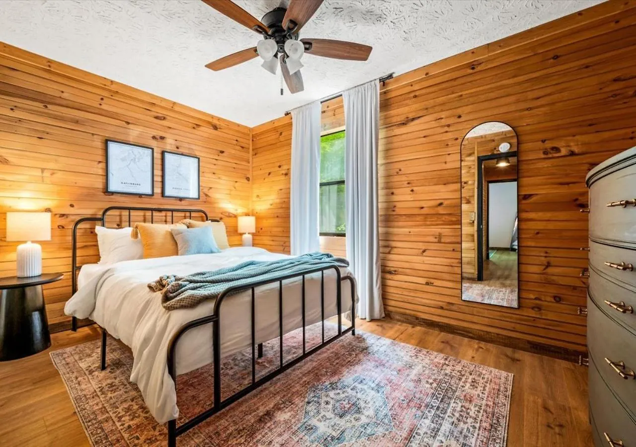 King Bed-hot Tub-sauna-dollywood Pigeon Forge