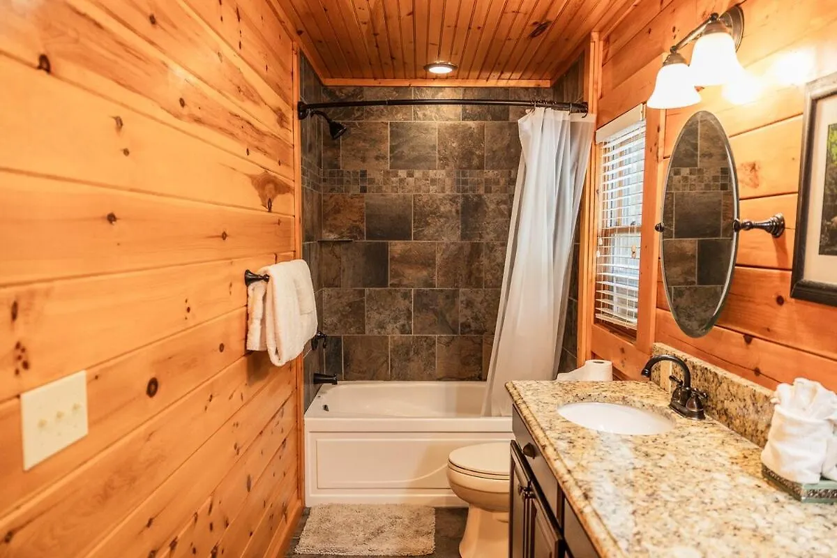 別荘 4br Cabin, Mountain View, Hot Tub, And Deck! *
