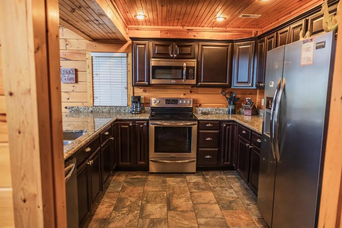 4br Cabin, Mountain View, Hot Tub, And Deck!