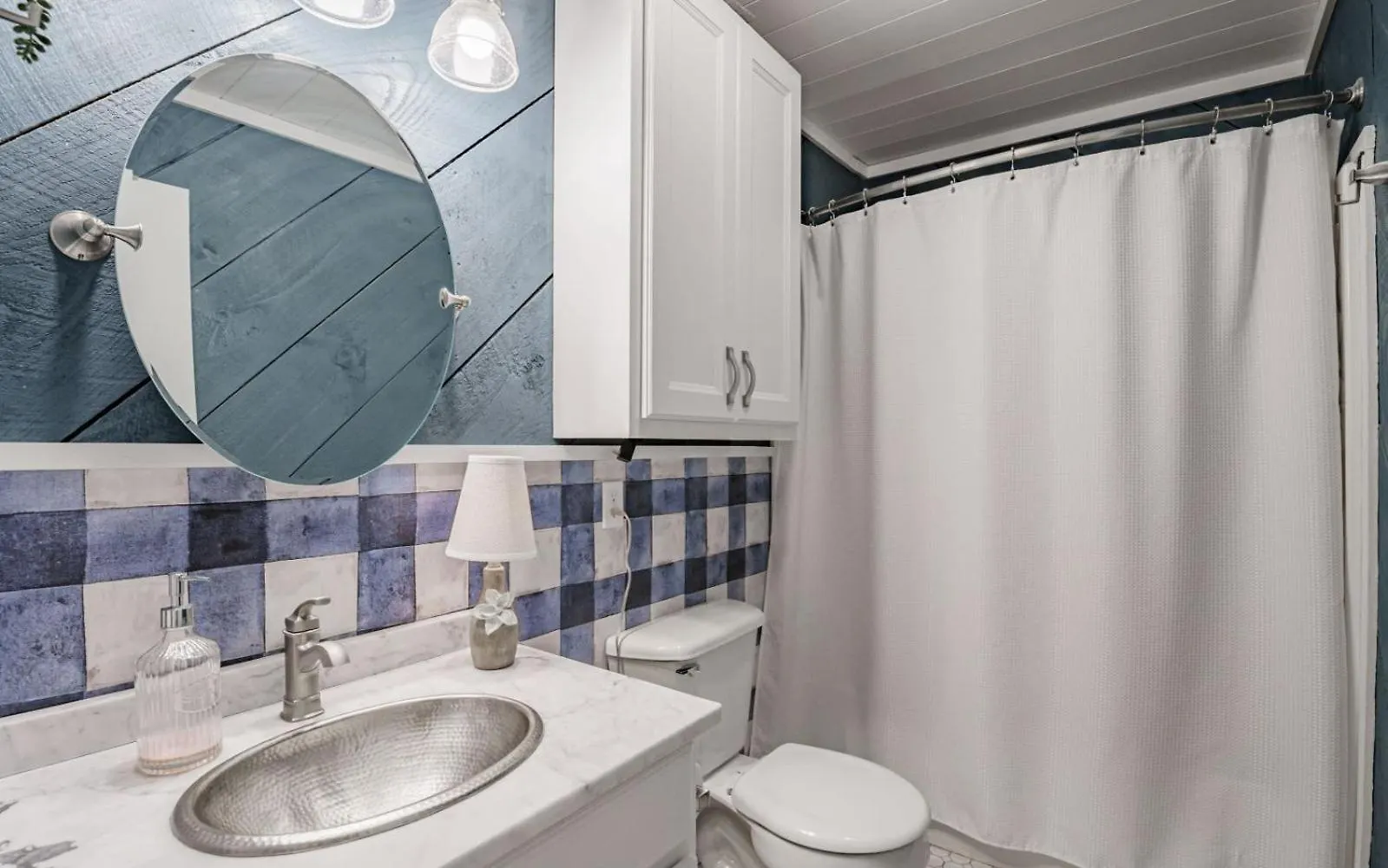Wooded Bliss Hot Tub Single Level With No Steps Rocking Chairs And Wooded Views بيدجن فورج