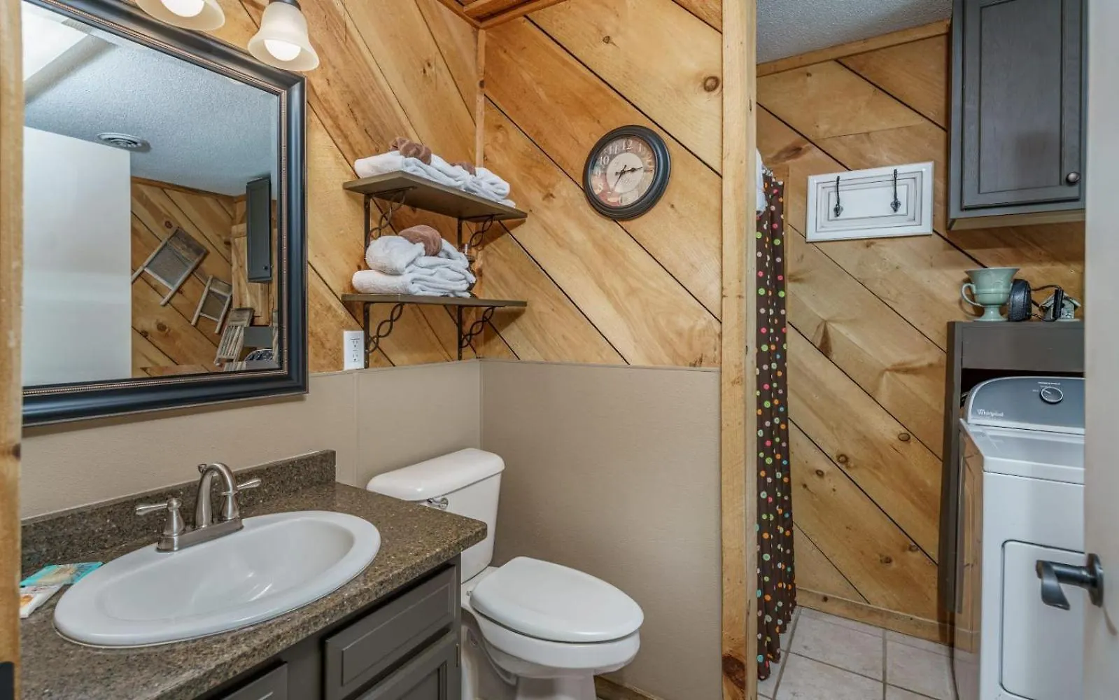 Wooded Bliss Hot Tub Single Level With No Steps Rocking Chairs And Wooded Views * بيدجن فورج