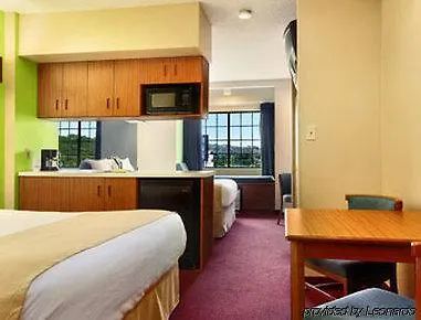Hampton & On The Parkway Hotell 3*