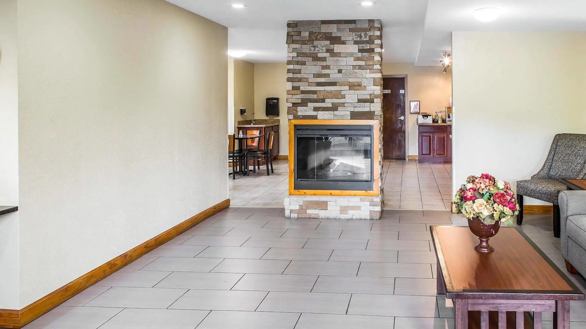 Howard Johnson By Wyndham
