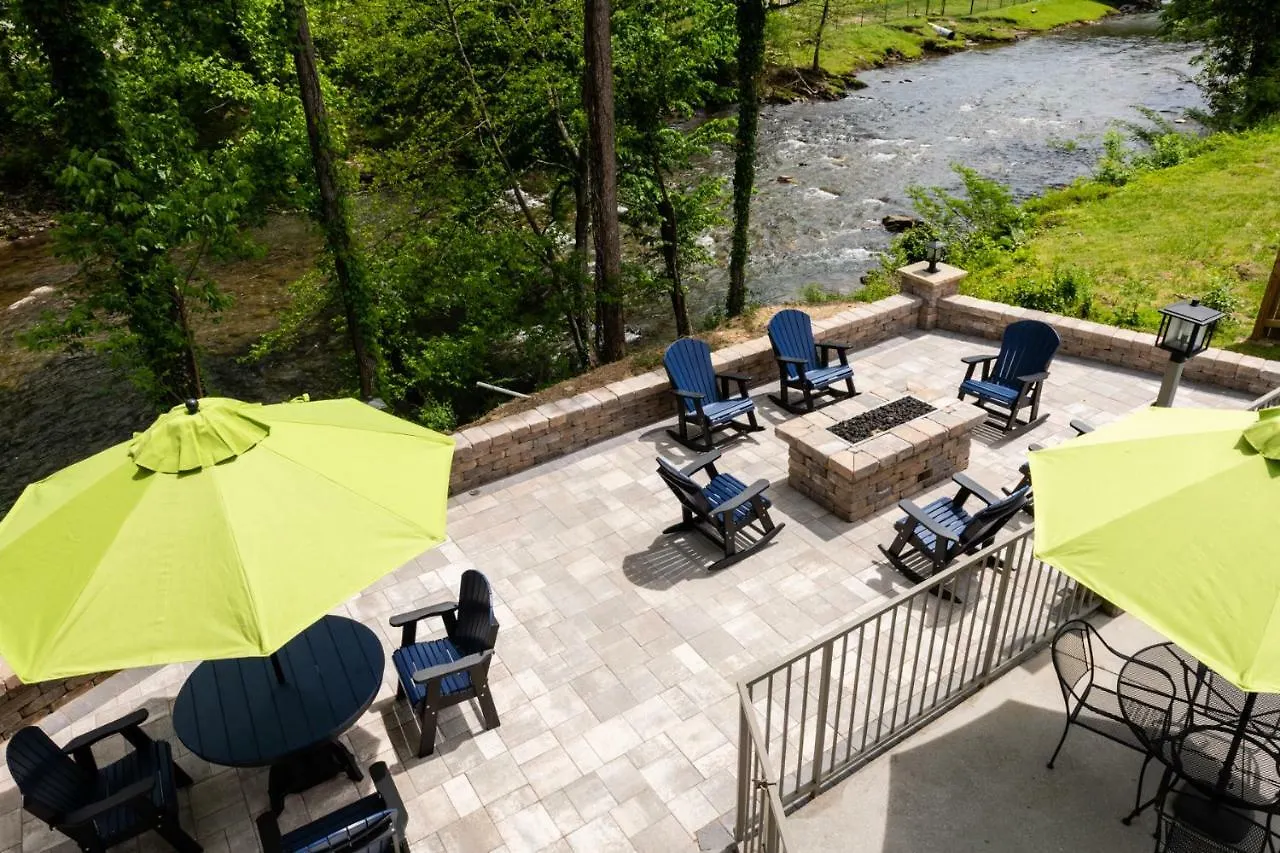 Twin Mountain & Hotel Pigeon Forge