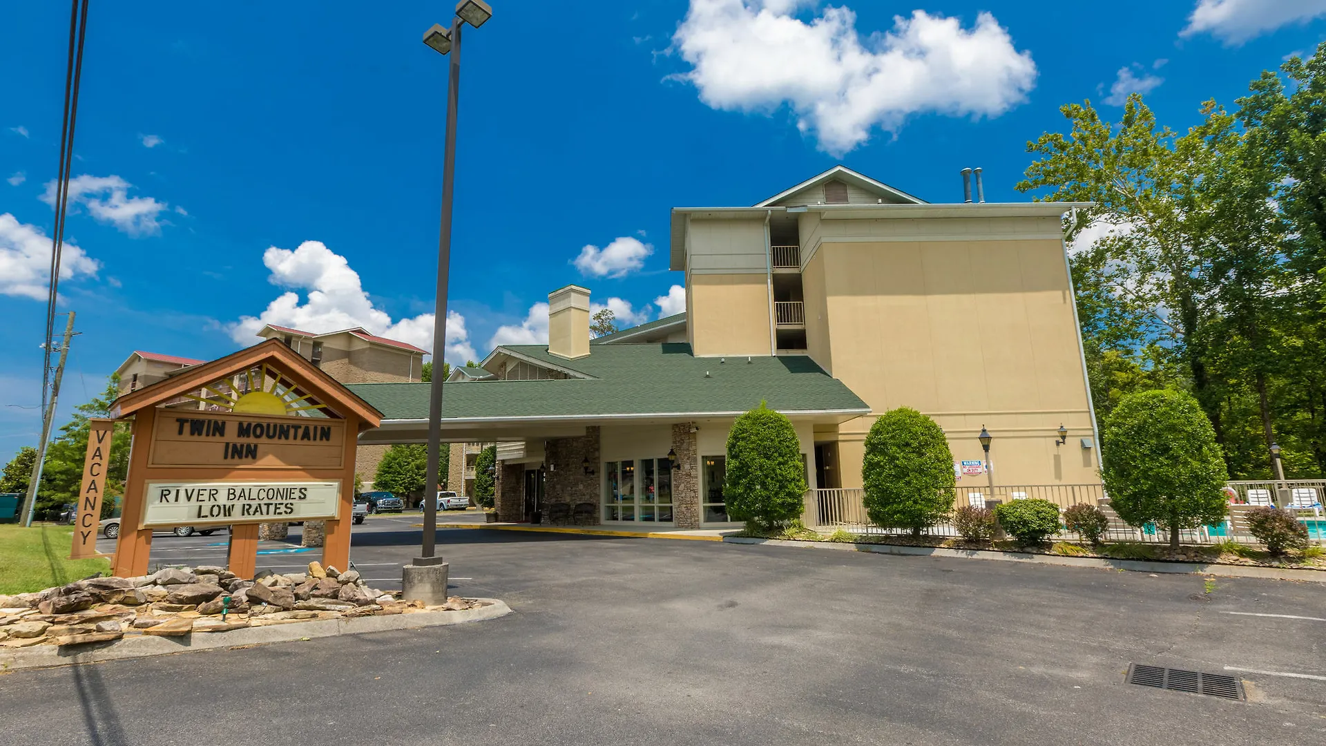 Twin Mountain & Hotel