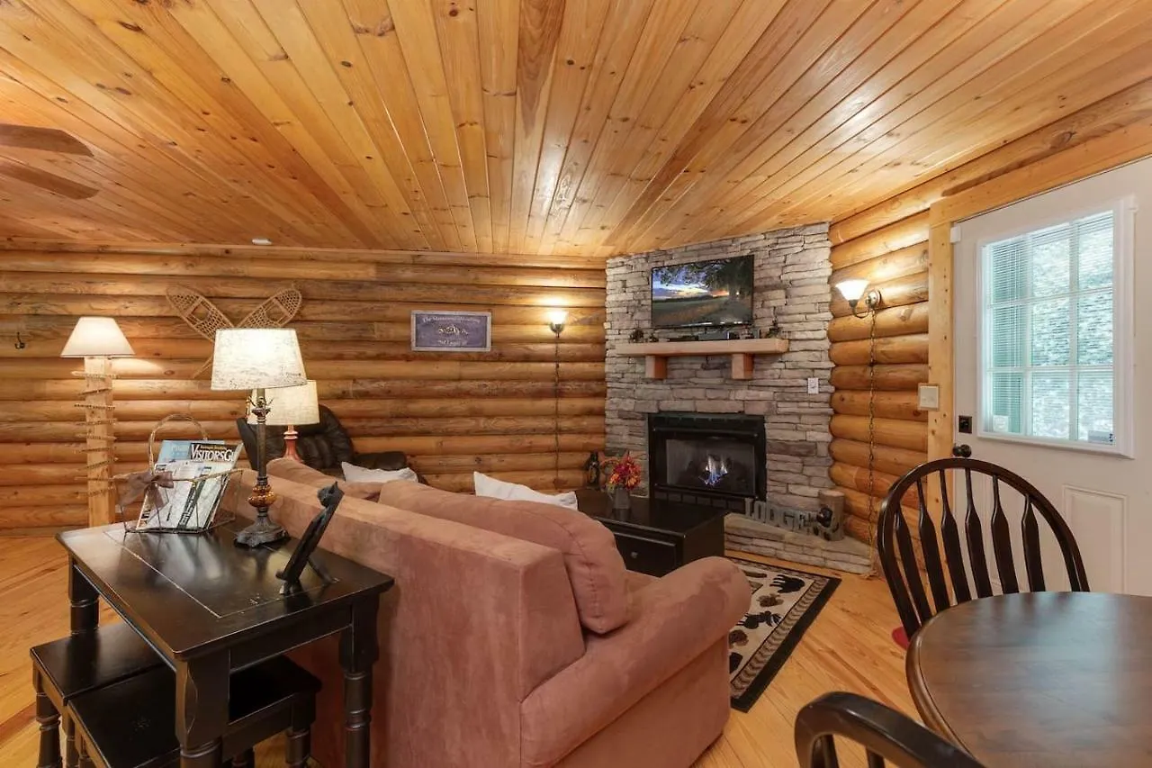Log Cabin! 1mile From The Action! Private Lane! Hot Tub! Pool Table!