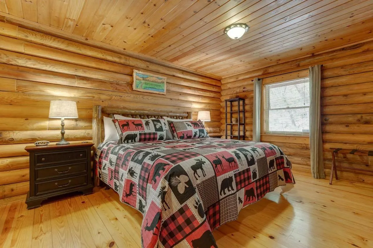 Log Cabin! 1mile From The Action! Private Lane! Hot Tub! Pool Table!