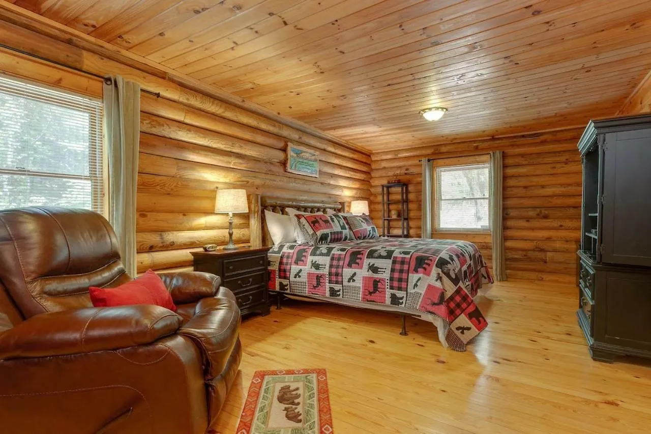 Log Cabin! 1mile From The Action! Private Lane! Hot Tub! Pool Table! بيت للعطل *