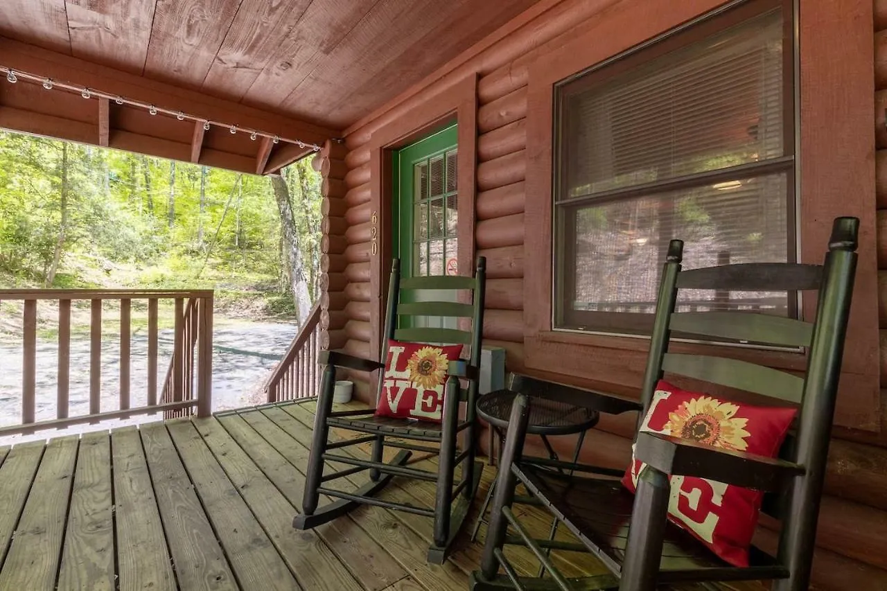 Log Cabin! 1mile From The Action! Private Lane! Hot Tub! Pool Table! بيت للعطل