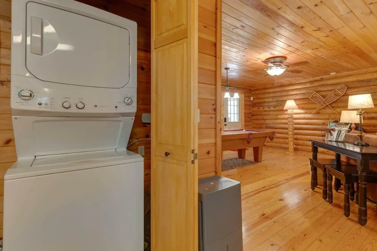 بيت للعطل Log Cabin! 1mile From The Action! Private Lane! Hot Tub! Pool Table! *