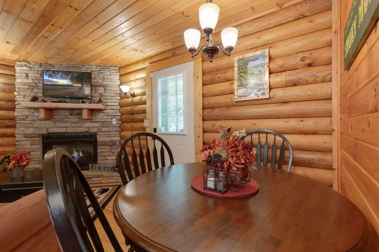 Log Cabin! 1mile From The Action! Private Lane! Hot Tub! Pool Table! بيت للعطل *