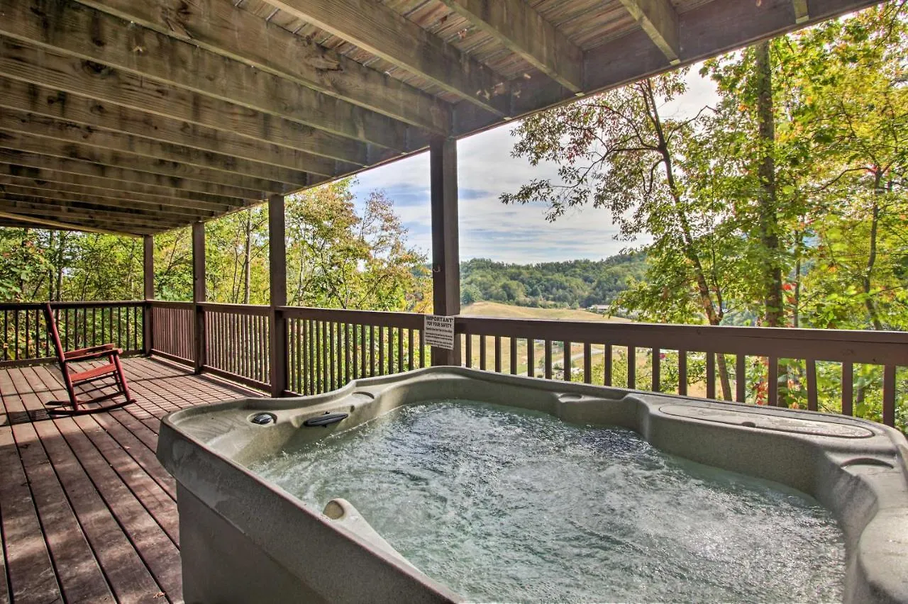 Ferienhaus Scenic Solitude With Private Hot Tub! Pigeon Forge