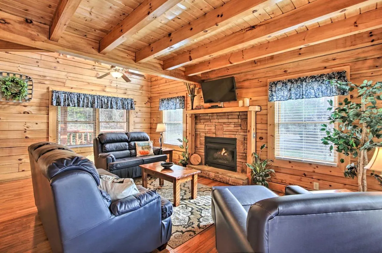 Dom wakacyjny Romantic With Hot Tub In Pigeon Forge! Pigeon Forge