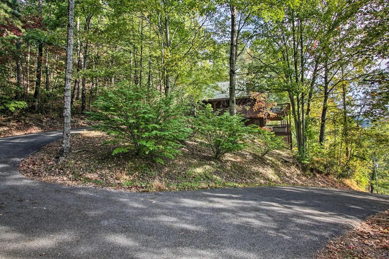 Scenic Solitude With Private Hot Tub! * Pigeon Forge