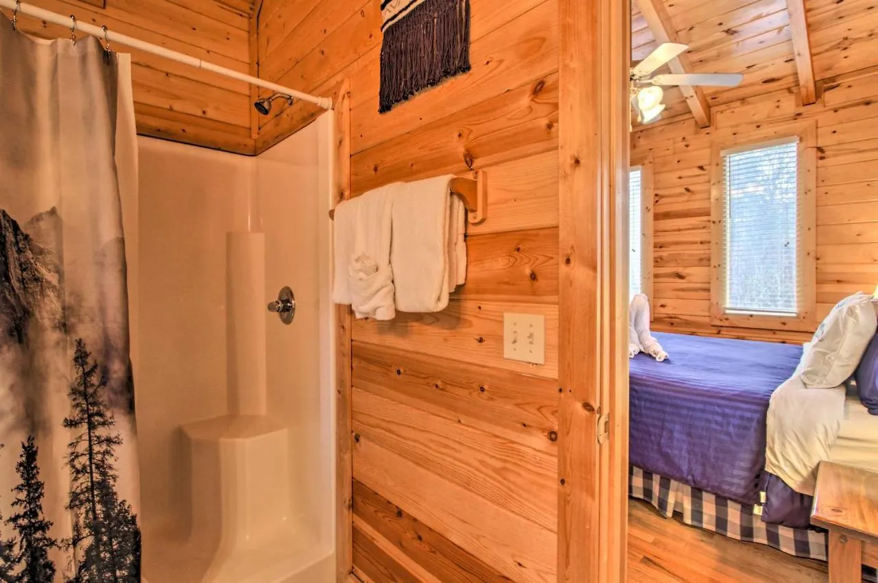 Dom wakacyjny Romantic With Hot Tub In Pigeon Forge! Pigeon Forge