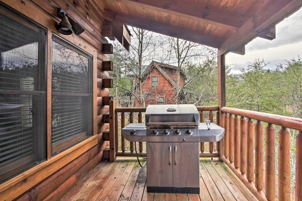 Dom wakacyjny Romantic With Hot Tub In Pigeon Forge! Pigeon Forge
