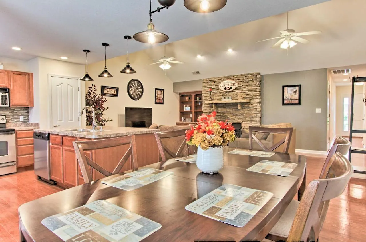 With Community Pool - 2 Miles To The Island! Feriehus Pigeon Forge