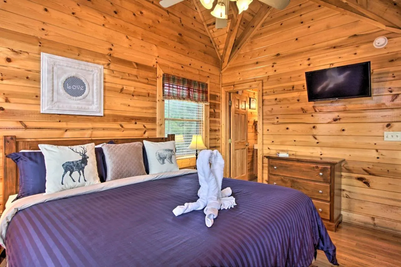 Romantic With Hot Tub In Pigeon Forge!