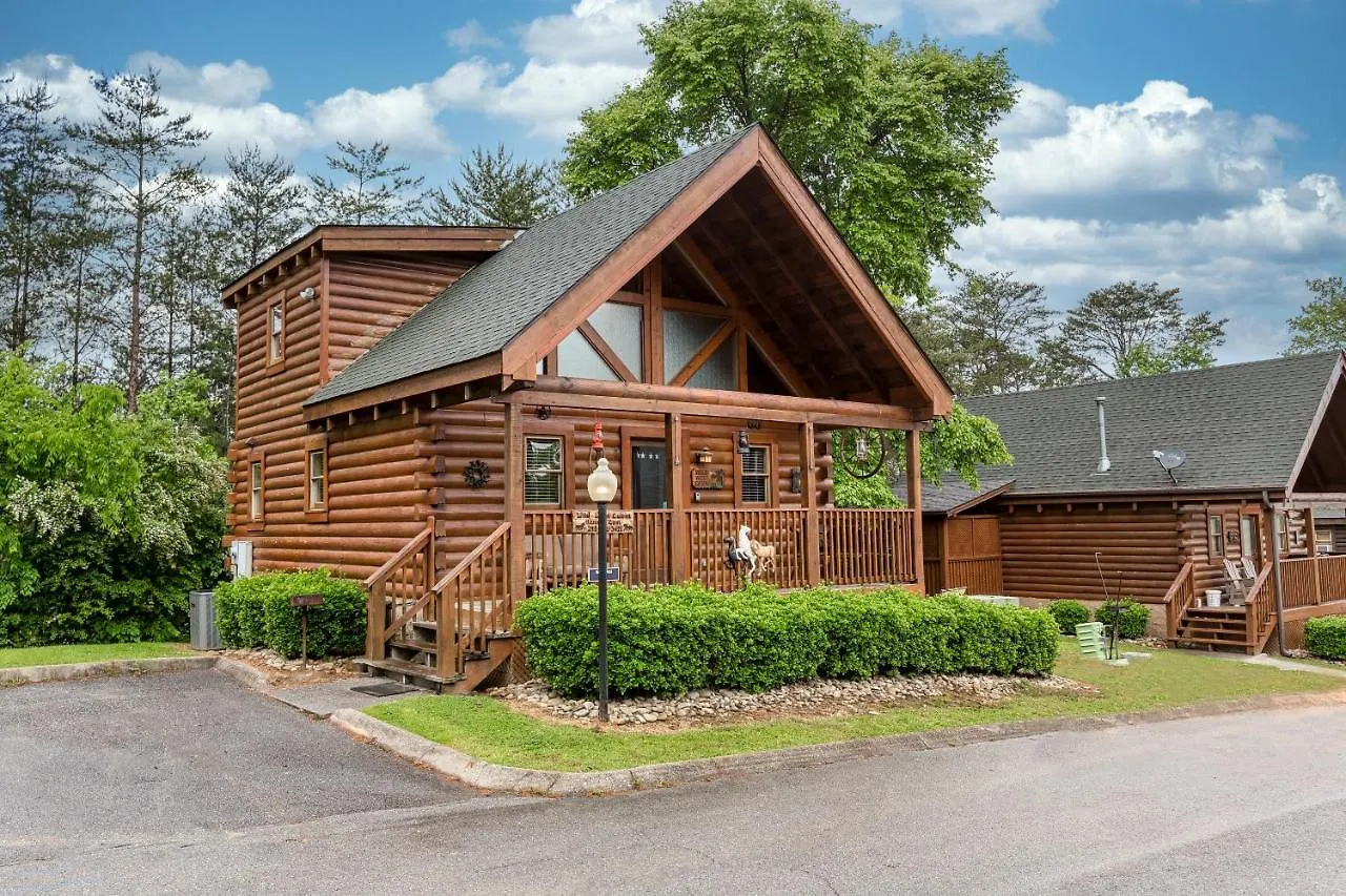 Wild West: Pin Oak Cabin In The Heart Of Pigeon Forge, Hot Tub And Pool! Сasa de vacaciones